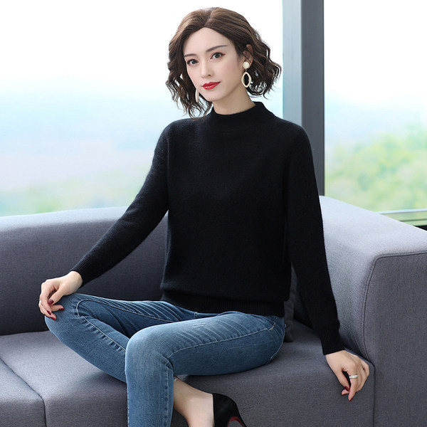 Un pulover curat de damă cu mânecă lungă