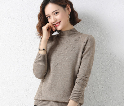 Γυναικείο πουλόβερ με χαμηλό γιακά 