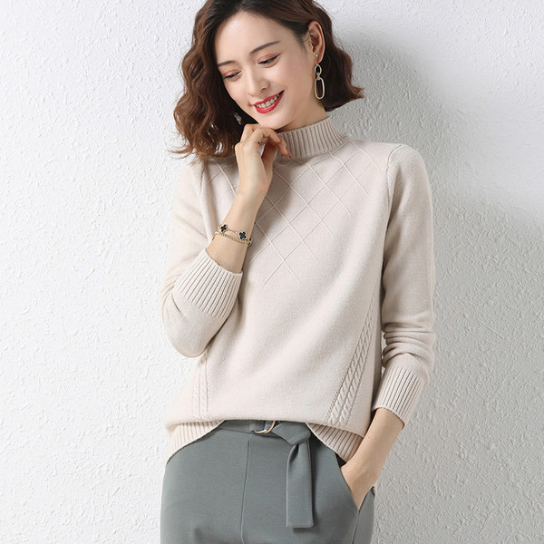 Moteriškas megztinis su žema polo apykakle