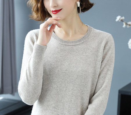 Μονόχρωμο γυναικείο πουλόβερ με μακριά μανίκια και οβάλ λαιμόκοψη