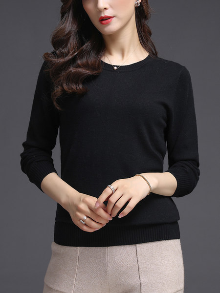 Μονόχρωμο γυναικείο πουλόβερ με μακριά μανίκια και οβάλ λαιμόκοψη