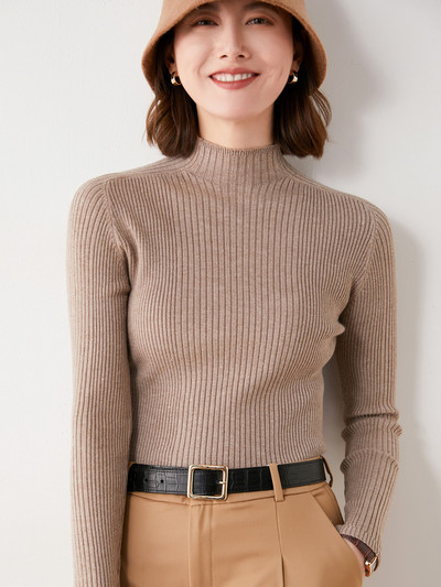 Pulover de damă din tricot subțire, cu guler înalt