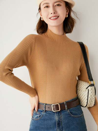 Pulover de damă din tricot subțire, cu guler înalt