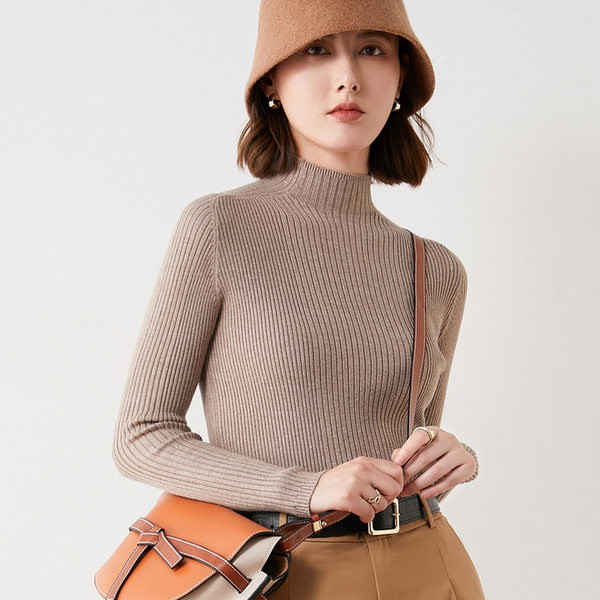 Pulover de damă din tricot subțire, cu guler înalt