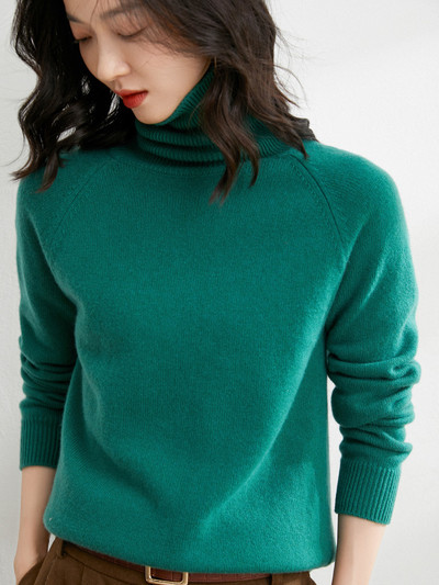 Μονόχρωμο γυναικείο πουλόβερ με ψηλό γιακά