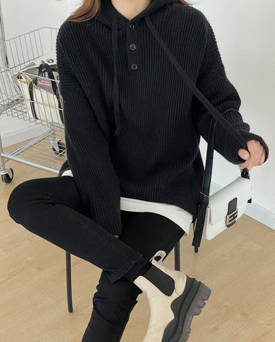 Μονόχρωμο πουλόβερ με κουκούλα με κουμπιά