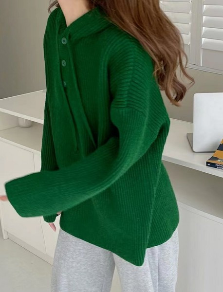 Μονόχρωμο πουλόβερ με κουκούλα με κουμπιά