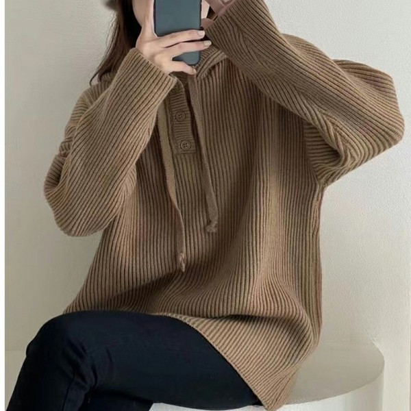 Μονόχρωμο πουλόβερ με κουκούλα με κουμπιά