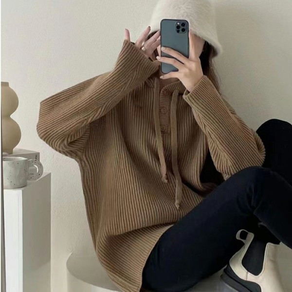 Μονόχρωμο πουλόβερ με κουκούλα με κουμπιά