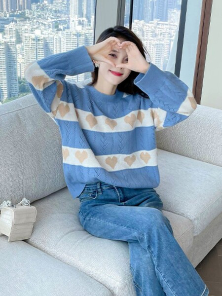 Γυναικείο ριγέ πουλόβερ με οβάλ λαιμόκοψη