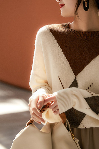 Νέο μοντέλο γυναικείο πουλόβερ με οβάλ λαιμόκοψη