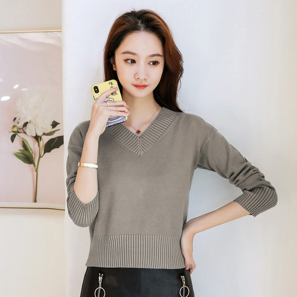 Pulover de dama cu decolteu in V de culoare uni model nou