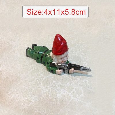 Gnom de armată amuzant Figurine de grădină Meșteșuguri din rășină Mucegai de afișare Gnom amuzant realist cu pistol Statuie Ornamente de grădină în miniatură