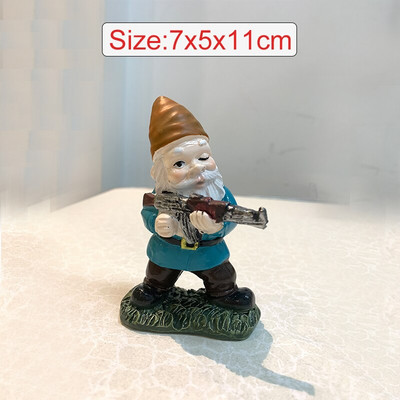 Gnom de armată amuzant Figurine de grădină Meșteșuguri din rășină Mucegai de afișare Gnom amuzant realist cu pistol Statuie Ornamente de grădină în miniatură