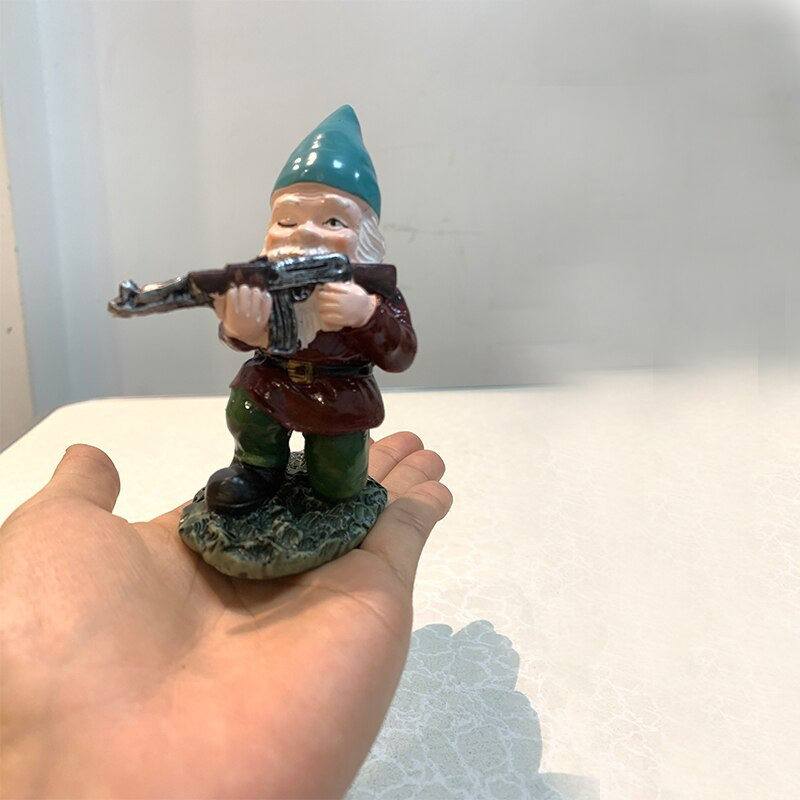 Gnom de armată amuzant Figurine de grădină Meșteșuguri din rășină Mucegai de afișare Gnom amuzant realist cu pistol Statuie Ornamente de grădină în miniatură