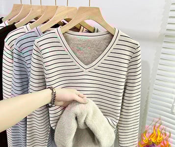 Ριγέ χειμωνιάτικο πουλόβερ με V λαιμόκοψη και ζεστή φόδρα