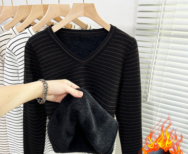 Ριγέ χειμωνιάτικο πουλόβερ με V λαιμόκοψη και ζεστή φόδρα