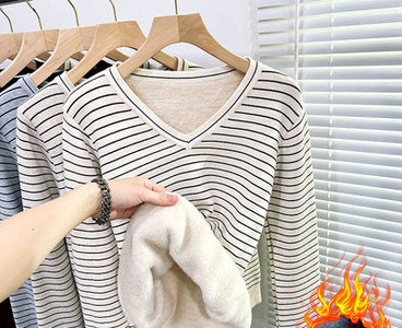 Ριγέ χειμωνιάτικο πουλόβερ με V λαιμόκοψη και ζεστή φόδρα