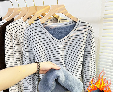 Ριγέ χειμωνιάτικο πουλόβερ με V λαιμόκοψη και ζεστή φόδρα