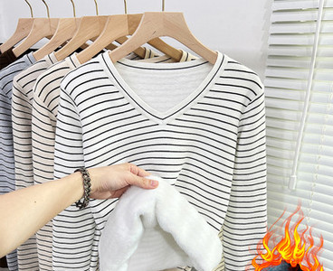 Ριγέ χειμωνιάτικο πουλόβερ με V λαιμόκοψη και ζεστή φόδρα