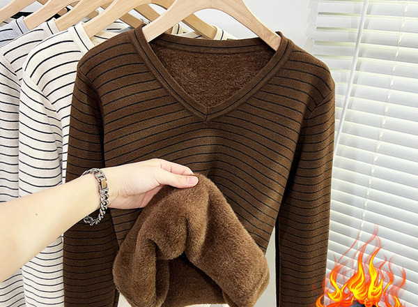 Ριγέ χειμωνιάτικο πουλόβερ με V λαιμόκοψη και ζεστή φόδρα
