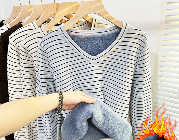 Ριγέ χειμωνιάτικο πουλόβερ με V λαιμόκοψη και ζεστή φόδρα