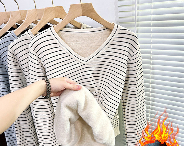 Ριγέ χειμωνιάτικο πουλόβερ με V λαιμόκοψη και ζεστή φόδρα