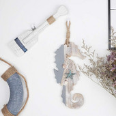 Fából készült dekorációs csikóhal tengeri csillaggal és kagylókkal tengeri dekorációhoz, falra akasztódísz tengerparti témájú lakberendezés