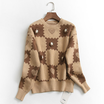 Μοντέρνο γυναικείο πουλόβερ με τρισδιάστατο στοιχείο
