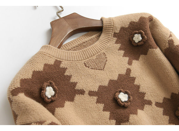 Μοντέρνο γυναικείο πουλόβερ με τρισδιάστατο στοιχείο