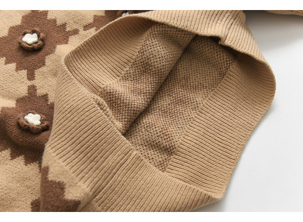 Μοντέρνο γυναικείο πουλόβερ με τρισδιάστατο στοιχείο