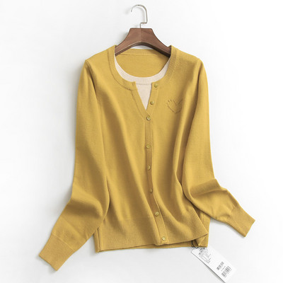 Γυναικεία casual μπλούζα με οβάλ λαιμόκοψη και κούμπωμα με κουμπιά