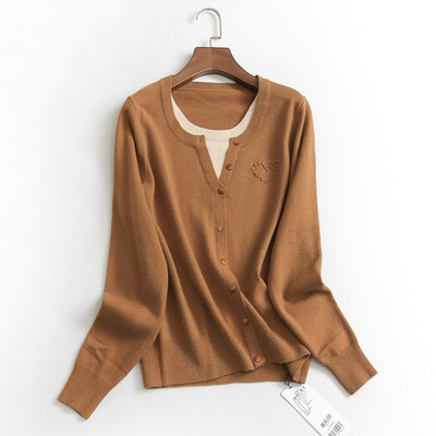 Γυναικεία casual μπλούζα με οβάλ λαιμόκοψη και κούμπωμα με κουμπιά