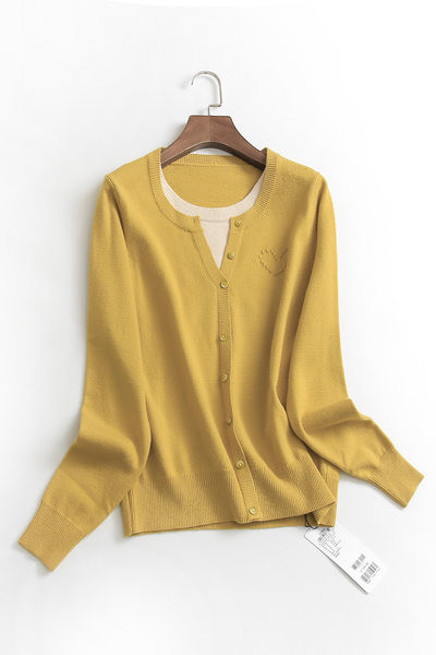 Γυναικεία casual μπλούζα με οβάλ λαιμόκοψη και κούμπωμα με κουμπιά