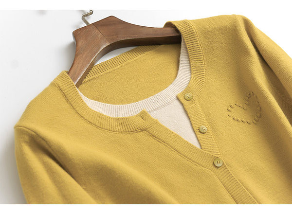 Γυναικεία casual μπλούζα με οβάλ λαιμόκοψη και κούμπωμα με κουμπιά