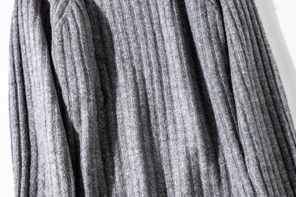 Casual γυναικείο πουλόβερ με οβάλ λαιμόκοψη - γκρι και καφέ χρώμα