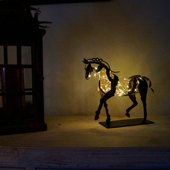 Домашни занаяти Метална статуя на кон с LED светлинна декорация Ретро рустикална ажурна фигурка Офис бюро Конска скулптура Подарък