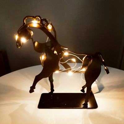 Artizanat pentru acasă Statuie de cal din metal cu decorare cu lumină LED Figurină ajură rustică retro, birou, cadou, sculptură de cal