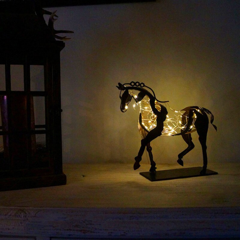 Artizanat pentru acasă Statuie de cal din metal cu decorare cu lumină LED Figurină ajură rustică retro, birou, cadou, sculptură de cal