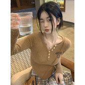 Pulover de damă cu decolteu în V și inscripții brodate