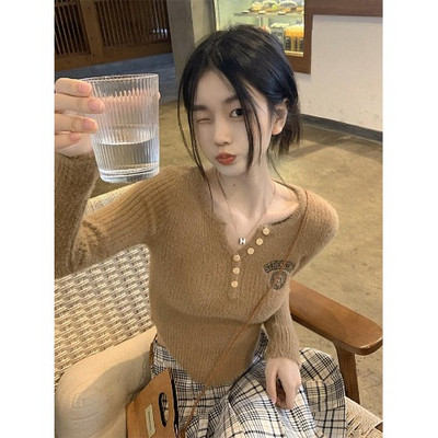 Pulover de damă cu decolteu în V și inscripții brodate