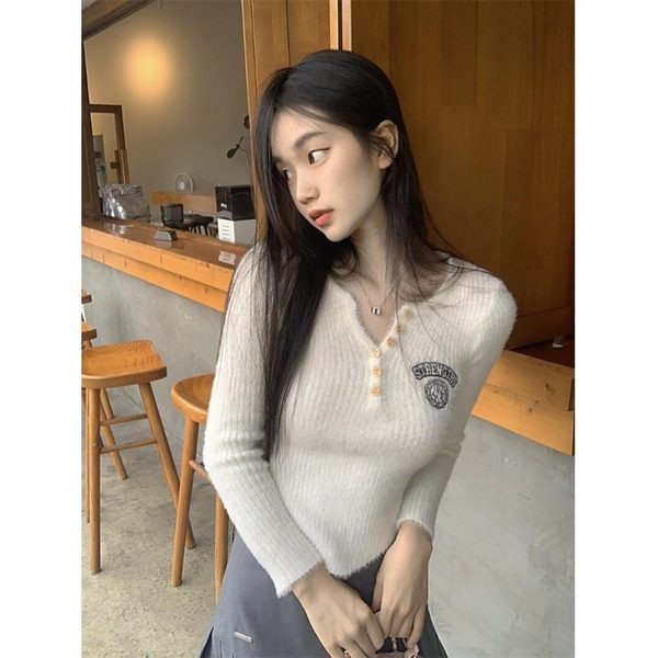 Pulover de damă cu decolteu în V și inscripții brodate