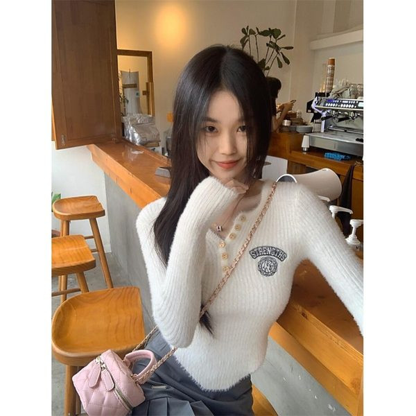 Pulover de damă cu decolteu în V și inscripții brodate