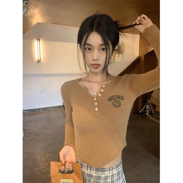 Pulover de damă cu decolteu în V și inscripții brodate