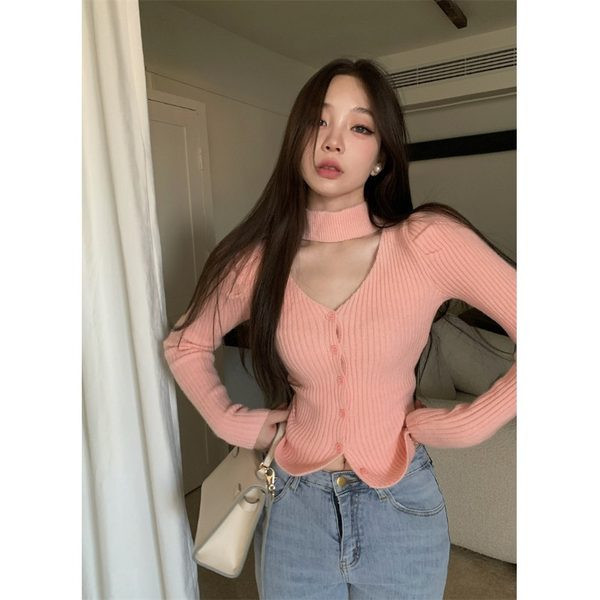 Εφαρμοσμένο γυναικείο πουλόβερ με μυτερή λαιμόκοψη και κουμπιά