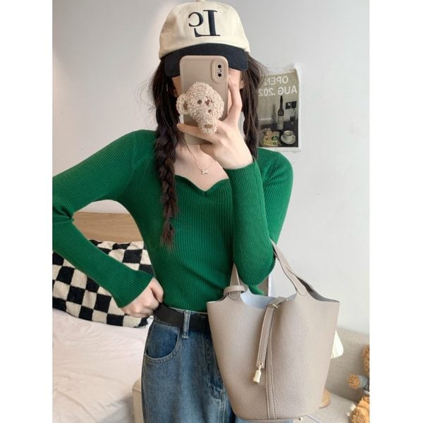 Pulover de damă, de culoare uni, cu decolteu în V