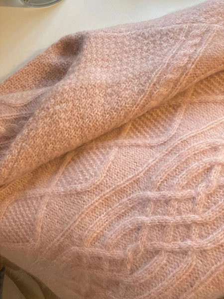 Pulover cu model largi, cu decolteu oval