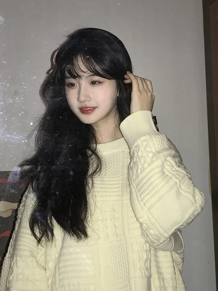 Pulover larg de dama cu decolteu oval - de culoare alba