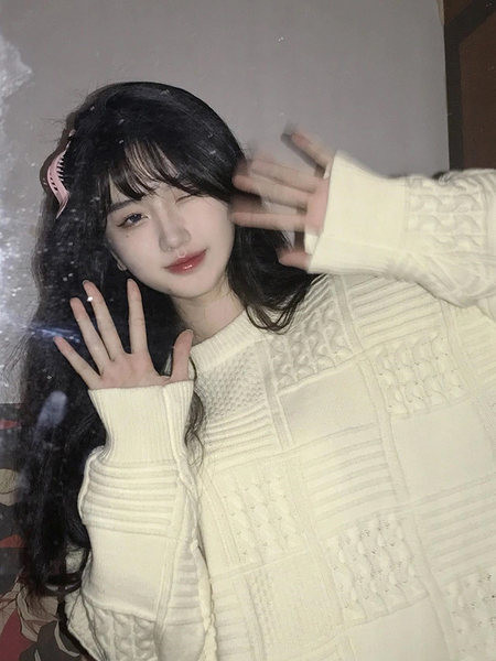 Pulover larg de dama cu decolteu oval - de culoare alba