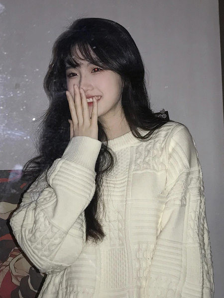 Pulover larg de dama cu decolteu oval - de culoare alba